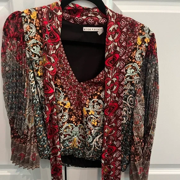 ALICE+OLIVIa Flutter Sleeve Top - Picture 3 of 9